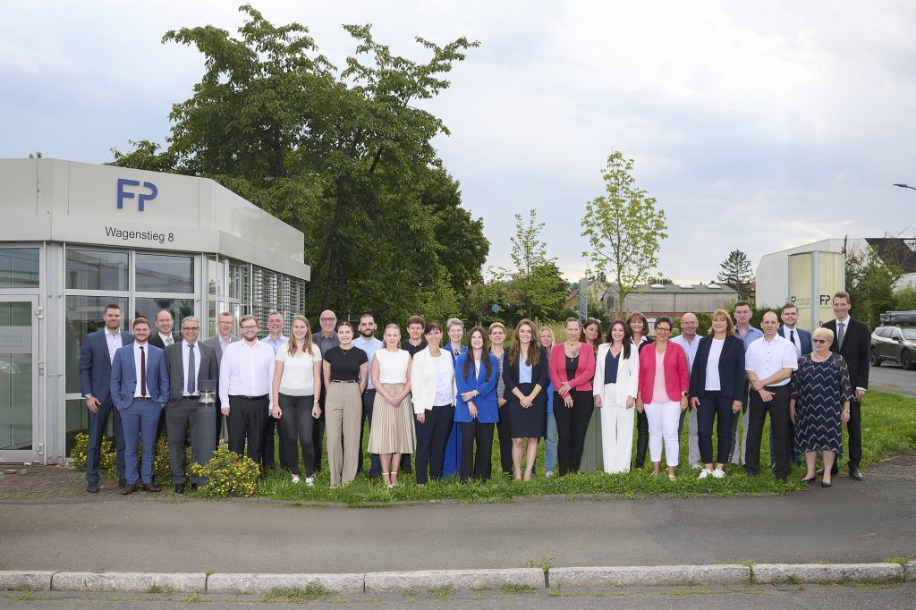 Teamfoto Friedrichs & Partner im Sommer, draußen vor dem Büro
